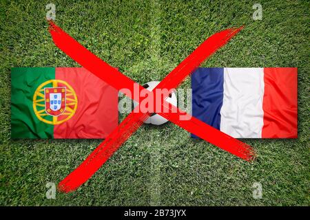 Annullierte Fußballspiele, Portugal gegen Frankreich Flaggen auf einem grünen Fußballfeld Stockfoto