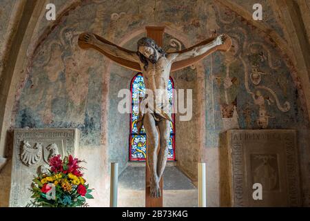 Kreuz mit Jesus Christus in einer kleinen Kirche in Deutschland Stockfoto