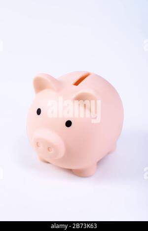 Finanzklage - Piggy Bank, wunderschönes rot-weißes Holzhausmodell auf weißem Hintergrund, spart Geld beim Kauf von Versicherungen, Nahaufnahme, Kopierplatz. Stockfoto