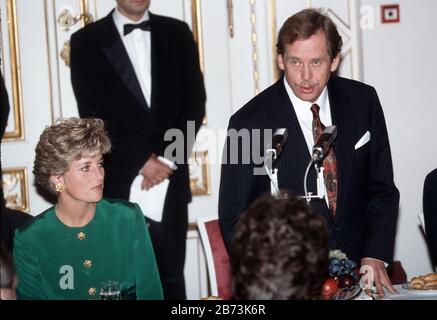 HRH Princess of Wales besucht ein Abendessen in der Prager Burg mit dem tschechischen Präsidenten Vaclav Havel während ihrer Königlichen Tour durch die Tschechoslowakei vom Mai 1991 Stockfoto