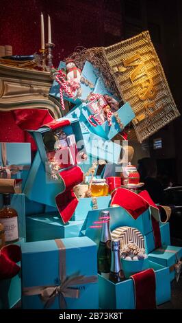 Fenster wird während der Festtage in Fortnum und Masons, London, angezeigt. Stockfoto