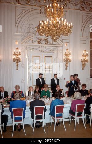 HRH Prinz Charles macht beim Abendessen im Prager Schloss mit dem tschechischen Präsidenten Vaclav Havel und der Prinzessin Diana von HRH während ihrer Königlichen Tour durch Tschecho einen Toast Stockfoto