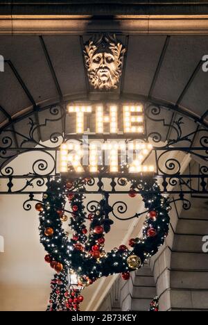 Ein Detail des Ritz Hotels in London während der Festtage. Stockfoto