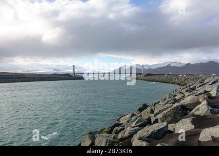 Die Brücke auf der Ringstraße über die Einfahrt zur Jokulsarlon-Lagune Stockfoto