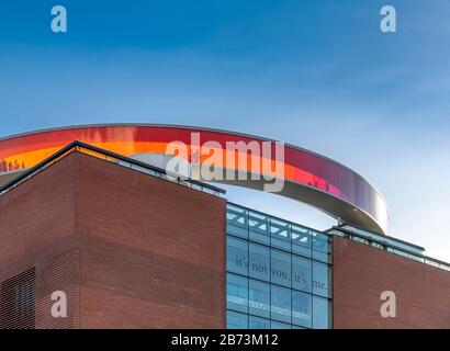 Der dumme Rundgang über der AROS-Galerie. Von Olafur Eliasson als "Rainbow Panorama" bezeichnet. Aarhus in Dänemark Stockfoto