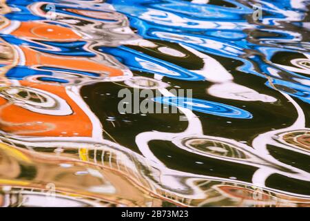 BOAT REFLECTION ON GANGA RIVER AT VARANASI INDIA ABSTRAKTE FOTOGRAFIE Stockfoto