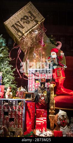 Fenster wird während der Festtage in Fortnum und Masons, London, angezeigt. Stockfoto