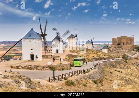 Windmühlen in Consuegra, Provinz Toledo, Kastilien-La Mancha, Spanien. Diese ähneln den von Miguel de Cervante in seinem Buch Don Qu beschriebenen Mühlen Stockfoto