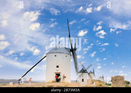 Windmühlen in Consuegra, Provinz Toledo, Kastilien-La Mancha, Spanien. Diese ähneln den von Miguel de Cervante in seinem Buch Don Qu beschriebenen Mühlen Stockfoto