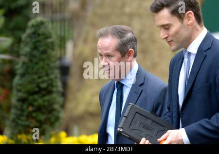 David Simmonds MP (Con: Ruislip, Northwood and Pinner) und Luke Evans MP (Con: Bosworth), die am 13. März 2020 ein iPad in Downing Street tragen Stockfoto