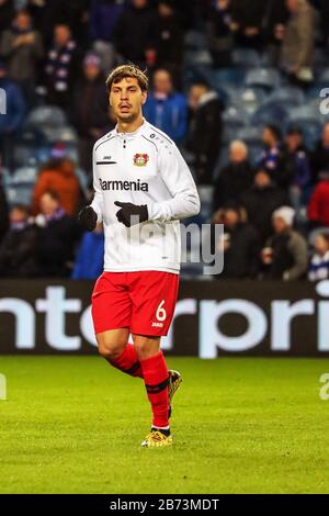 Aleksandar Dragovic, ein derzeit beim Bundesligisten Bayer 04 Leverkusen spielender Innenverteidiger, der vor einer EUFA-Partie bei Ibrox trainiert. Stockfoto