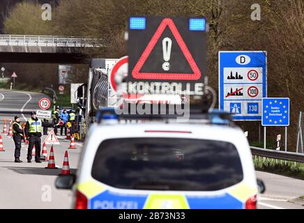 13. März 2020, Rheinland-Pfalz, Lauterbourg: An der deutsch-französischen Grenze gibt es strengere Grenzkontrollen bei der Einreise nach Deutschland am Grenzübergang Lauterbourg. Foto: Uli Deck / dpa Stockfoto