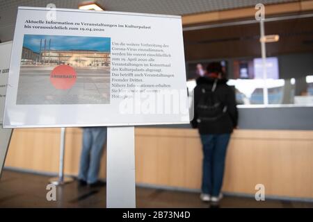 Dresden, Deutschland. März 2020. Ein Schild im Kulturpalast informiert über die Stornierung aller Veranstaltungen bis zum 19. April 2020. Das Philharmonische Orchester Dresden bricht aufgrund des Coronavirus alle Veranstaltungen im Konzertsaal des Kulturpalasts Dresden ab. Kredit: Sebastian Kahnert / dpa-Zentralbild / dpa / Alamy Live News Stockfoto