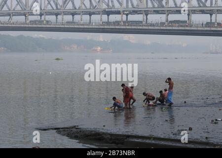 Die Menschen nehmen Bäder in Hooghly River Stockfoto