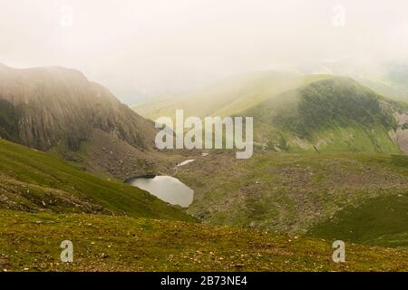 Bergsee Llyn D'ur Arddu, vom Llanberis Path aus gesehen, der den Mount Snowdon, den Snowdonia National Park, Wales, Großbritannien, aufsteigend aufsteigt. Stockfoto