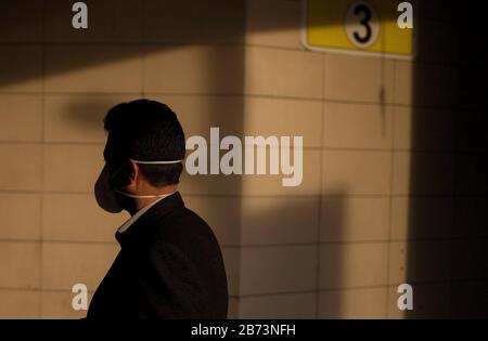 Teheran, Iran. März 2020. Ein Mann, der Maske trägt, betritt eine U-Bahn-Station in der Innenstadt von Teheran, Iran, am 12. März 2020. Im Iran beliefen sich die bestätigten Fälle einer COVID-19-Infektion am Donnerstag auf 10.075, ungefähr drei Wochen nach der ersten Meldung am 19. Februar. Die Zahl der Todesopfer aus dem Roman Coronavirus im Iran lag bisher bei 429. Kredit: Ahmad Halabisaz/Xinhua/Alamy Live News Stockfoto