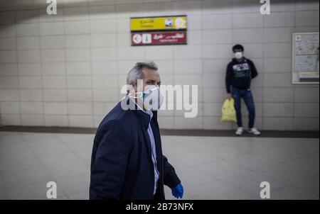 Teheran, Iran. März 2020. Ein Mann mit Maske läuft am 12. März 2020 an einer U-Bahn-Station in der Innenstadt von Teheran, Iran. Im Iran beliefen sich die bestätigten Fälle einer COVID-19-Infektion am Donnerstag auf 10.075, ungefähr drei Wochen nach der ersten Meldung am 19. Februar. Die Zahl der Todesopfer aus dem Roman Coronavirus im Iran lag bisher bei 429. Kredit: Ahmad Halabisaz/Xinhua/Alamy Live News Stockfoto