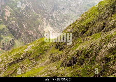 Spektakuläre Snowdonia Landschaft vom Llanberis Pfad aus gesehen, der den Mount Snowdon, den Snowdonia National Park, Wales, Großbritannien, aufsteigt. Stockfoto