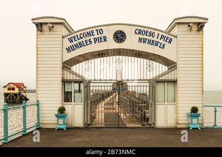 Eingangstor zum Mumbles Pier (1898) und war früher an der Endstation der Swansea and Mumbles Railway, Wales, Großbritannien. Stockfoto