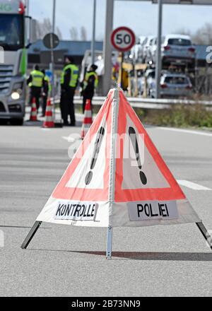 13. März 2020, Rheinland-Pfalz, Lauterbourg: An der deutsch-französischen Grenze gibt es strengere Grenzkontrollen bei der Einreise nach Deutschland am Grenzübergang Lauterbourg. Foto: Uli Deck / dpa Stockfoto