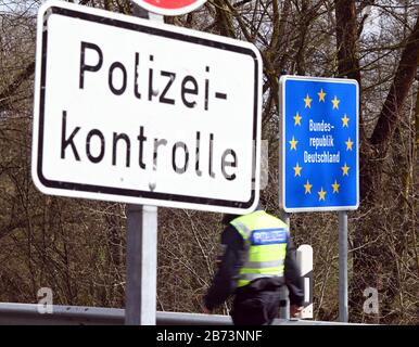 13. März 2020, Rheinland-Pfalz, Lauterbourg: An der deutsch-französischen Grenze gibt es strengere Grenzkontrollen bei der Einreise nach Deutschland am Grenzübergang Lauterbourg. Foto: Uli Deck / dpa Stockfoto