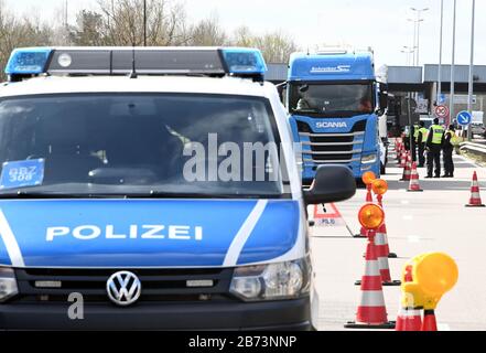 13. März 2020, Rheinland-Pfalz, Lauterbourg: An der deutsch-französischen Grenze gibt es strengere Grenzkontrollen bei der Einreise nach Deutschland am Grenzübergang Lauterbourg. Foto: Uli Deck / dpa Stockfoto