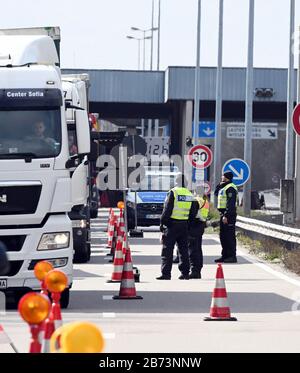 13. März 2020, Rheinland-Pfalz, Lauterbourg: An der deutsch-französischen Grenze gibt es strengere Grenzkontrollen bei der Einreise nach Deutschland am Grenzübergang Lauterbourg. Foto: Uli Deck / dpa Stockfoto