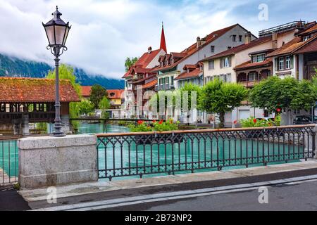 Weir und Brücke am Fluss Aare in Der Altstadt von Interlaken, wichtiges Touristenzentrum im Berner Hochland, Schweiz Stockfoto