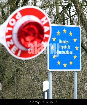 13. März 2020, Rheinland-Pfalz, Lauterbourg: An der deutsch-französischen Grenze gibt es strengere Grenzkontrollen bei der Einreise nach Deutschland am Grenzübergang Lauterbourg. Foto: Uli Deck / dpa Stockfoto