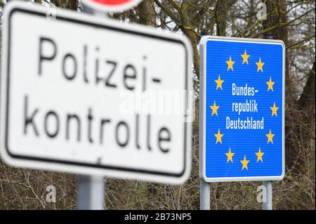 13. März 2020, Rheinland-Pfalz, Lauterbourg: An der deutsch-französischen Grenze gibt es strengere Grenzkontrollen bei der Einreise nach Deutschland am Grenzübergang Lauterbourg. Foto: Uli Deck / dpa Stockfoto