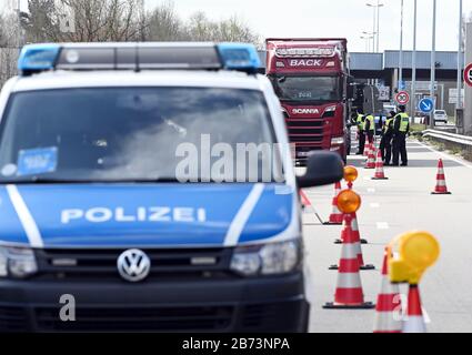 13. März 2020, Rheinland-Pfalz, Lauterbourg: An der deutsch-französischen Grenze gibt es strengere Grenzkontrollen bei der Einreise nach Deutschland am Grenzübergang Lauterbourg. Foto: Uli Deck / dpa Stockfoto