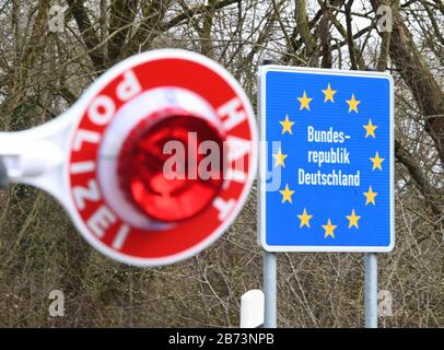 13. März 2020, Rheinland-Pfalz, Lauterbourg: An der deutsch-französischen Grenze gibt es strengere Grenzkontrollen bei der Einreise nach Deutschland am Grenzübergang Lauterbourg. Foto: Uli Deck / dpa Stockfoto