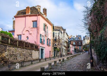 Paris, Frankreich, 2020. Februar, Blick auf die „Rue de l'Abreuvoir“ im Herzen von Montmartre Stockfoto