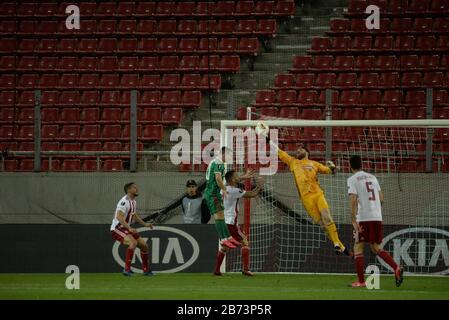 Piräus, Griechenland. März 2020. Außer dem Torwart von Olympiacos, José Sa (Nr. 1), In einem leeren Stadion, in Piräus, Griechenland am 12. März 2020. Olympiacos und Wolverhampton Wanderers kamen mit 1:1 für die Runde 16 der UEFA Europa League. (Foto von Dimitrios Karvountzis/Pacific Press/Sipa USA) Credit: SIPA USA/Alamy Live News Stockfoto