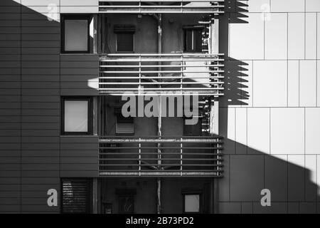 Balkone eines Wohnhauses in Schwarz-Weiß Stockfoto