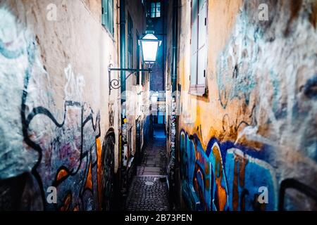 Schöne gemütliche Nacht die schmalste Straße in Gamla Stan - Altstadt von Stockholm. Februar 2020, Stockholm Schweden Stockfoto