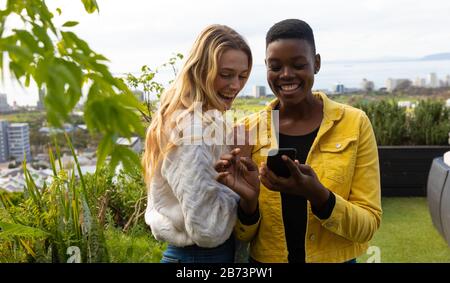 Eine Gruppe gemischter Rennen freundet sich an einem sonnigen Tag an Stockfoto