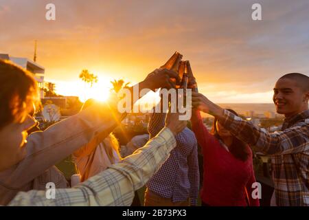 Eine Gruppe gemischter Rennen freundet sich an einem sonnigen Tag an Stockfoto