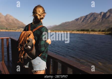 Rückansicht der Frau mit wegblickenden Rucksack Stockfoto