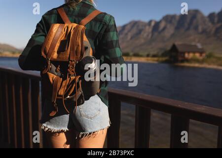 Rückansicht der Frau mit wegblickenden Rucksack Stockfoto