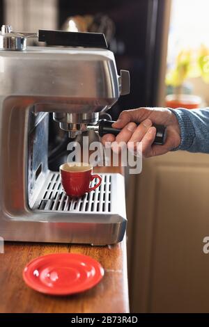 Der Mann, der in seiner Küche Kaffee zubereitet Stockfoto