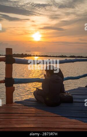 Makassar, Süd-Sulawesi, Indonesien. März 2020. Genießen Sie die nachmittägliche Atmosphäre und warten Sie auf den Sonnenuntergang am Akkarena Beach, Makassar City, South Sulawesi Provinz, Indonesien. Dieser Ort ist einer der Orte des Strandtourismus, die von vielen Touristen besucht werden. Gutschrift: Herwin Bahar/ZUMA Wire/Alamy Live News Stockfoto