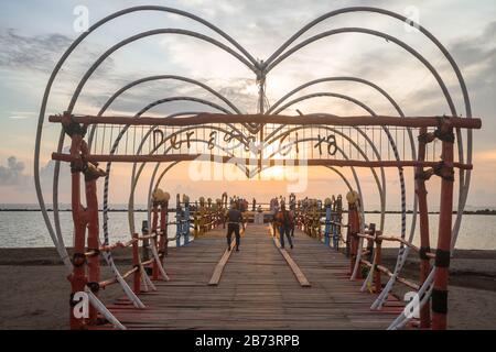 Makassar, Süd-Sulawesi, Indonesien. März 2020. Genießen Sie die nachmittägliche Atmosphäre und warten Sie auf den Sonnenuntergang am Akkarena Beach, Makassar City, South Sulawesi Provinz, Indonesien. Dieser Ort ist einer der Orte des Strandtourismus, die von vielen Touristen besucht werden. Gutschrift: Herwin Bahar/ZUMA Wire/Alamy Live News Stockfoto