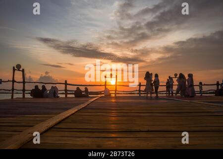 Makassar, Süd-Sulawesi, Indonesien. März 2020. Genießen Sie die nachmittägliche Atmosphäre und warten Sie auf den Sonnenuntergang am Akkarena Beach, Makassar City, South Sulawesi Provinz, Indonesien. Dieser Ort ist einer der Orte des Strandtourismus, die von vielen Touristen besucht werden. Gutschrift: Herwin Bahar/ZUMA Wire/Alamy Live News Stockfoto