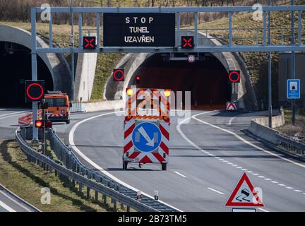 Petrovice, Tschechien. März 2020. Die Autobahn D8 Dresden - Prag ist vor einem Tunnel gesperrt. Tschechien schließt seine Grenzen weitgehend an Ausländer aus mehreren europäischen Ländern. Betroffen sind unter anderem Bürger aus Deutschland, Italien, Frankreich und Österreich, die keinen festen Wohnsitz im EU-Mitgliedsland haben. Kredit: Robert Michael / dpa-Zentralbild / dpa / Alamy Live News Stockfoto