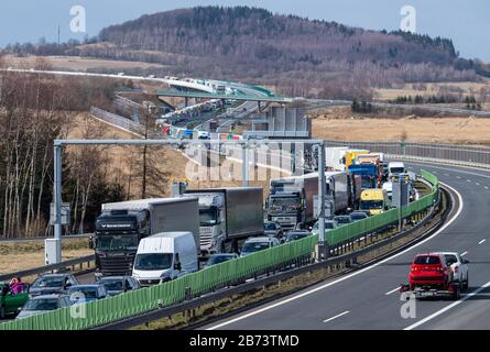 Petrovice, Tschechien. März 2020. Auf der Autobahn D8 Dresden - Prag werden Autos und LKWs gestaut. Im Kampf gegen die Ausbreitung des Coronavirus führt Tschechien die Grenzkontrollen zum Nachbarland Deutschland und Österreich wieder ein. Die Maßnahme tritt in der Nacht von Freitag auf Samstag in Kraft. Die Armee wird die Polizei bei der Sicherung der Grenze unterstützen. Kredit: Robert Michael / dpa-Zentralbild / dpa / Alamy Live News Stockfoto