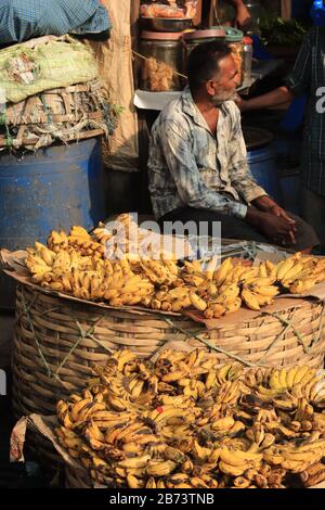 Ein Bananenverkäufer im Mullick Ghat Flower Market Stockfoto