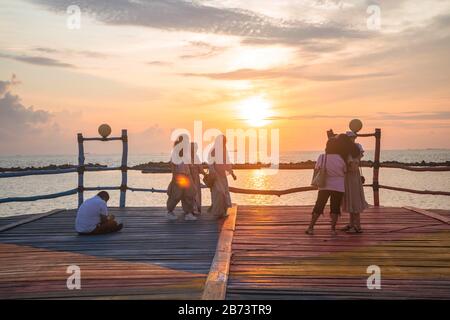 Makassar, Süd-Sulawesi, Indonesien. März 2020. Genießen Sie die nachmittägliche Atmosphäre und warten Sie auf den Sonnenuntergang am Akkarena Beach, Makassar City, South Sulawesi Provinz, Indonesien. Dieser Ort ist einer der Orte des Strandtourismus, die von vielen Touristen besucht werden. Gutschrift: Herwin Bahar/ZUMA Wire/Alamy Live News Stockfoto