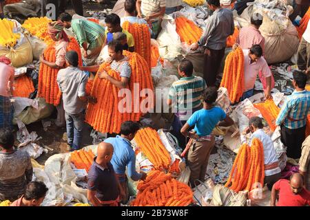 Marigalte Blumenketten verkaufen auf dem Mullick Ghat Flower Market Stockfoto