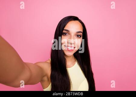 Selbstporträt von ihr hübsch aussehendes, liebenswürdig attraktives, weinenseitiges, wunderschönes, fröhliches fröhliches Mädchen, isoliert über rosafarbenem Pastell Stockfoto